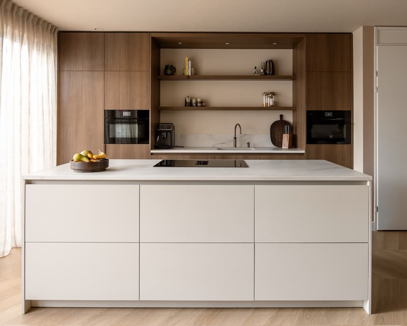 Geplaatste nieuwbouwkeuken in houtlook met wit kookeiland, afgestemd op de houtlookvloer